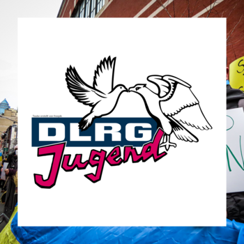 Logo der DLRG-Jugend, bei der der Schnabel des Adlers den einer Friedenstaube berührt. Das Ganze auf einer weißen Fläche mit einem Bildrand einer Demonstration.